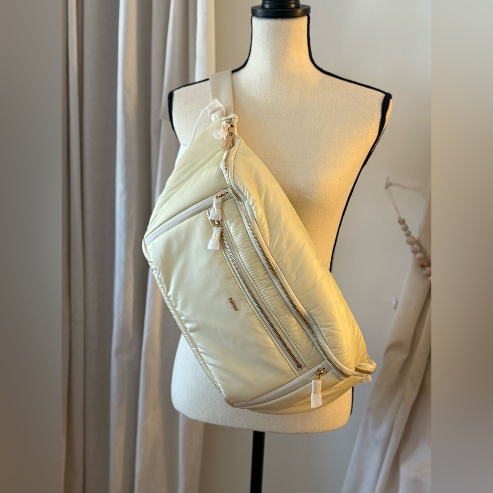 ✨ Caraa Large Sling Crossbody Bag NWT 💼 - Stylish!!! Retails $138 💎